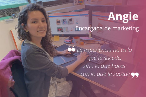 Community manager, Angie, trabajando en la oficina