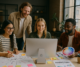 Equipo creativo de una agencia de comunicación trabajando en estrategias de marketing y diseño de productos personalizados frente a un ordenador