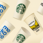 Vasos reutilizables personalizados con distintos logotipos de marcas y eventos, flotando sobre fondo beige