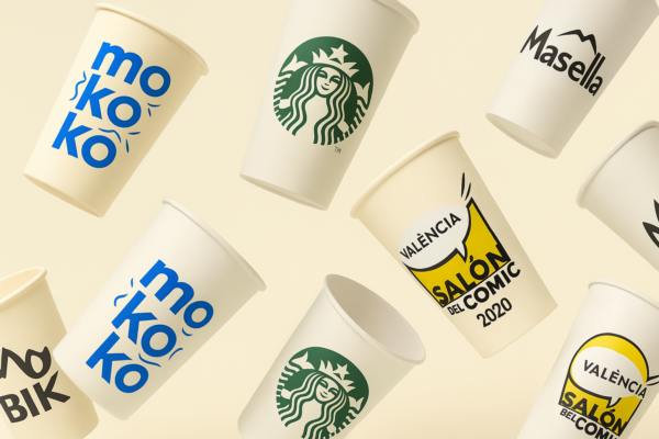 Vasos reutilizables personalizados con distintos logotipos de marcas y eventos, flotando sobre fondo beige