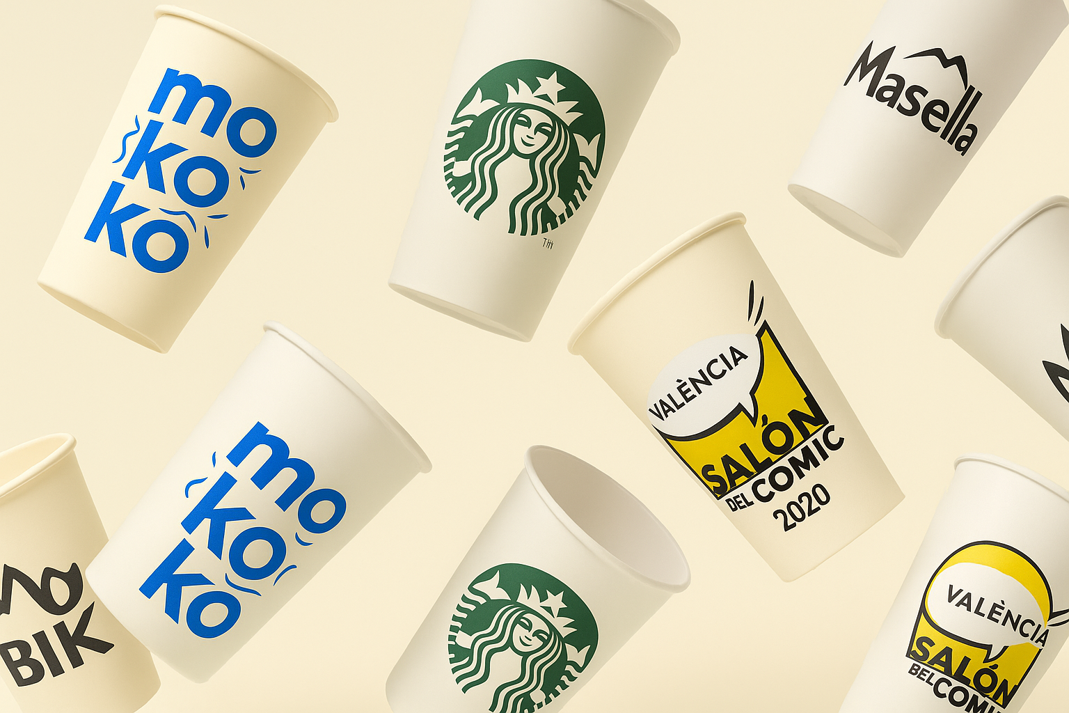 Vasos reutilizables personalizados con distintos logotipos de marcas y eventos, flotando sobre fondo beige