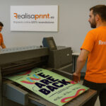 Trabajadores de Realisaprint.es supervisando la impresión de un cartel en una imprenta online profesional en España.