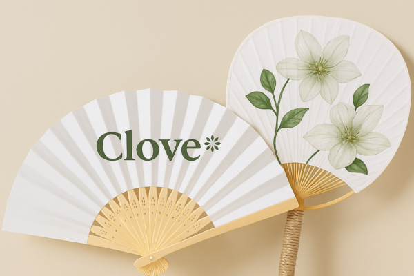 Abanico plegable personalizado con logotipo Clove y abanico japonés pai pai con ilustración floral.