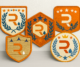 Parches personalizados bordados con logotipo corporativo y diseños exclusivos en diferentes formas y colores.