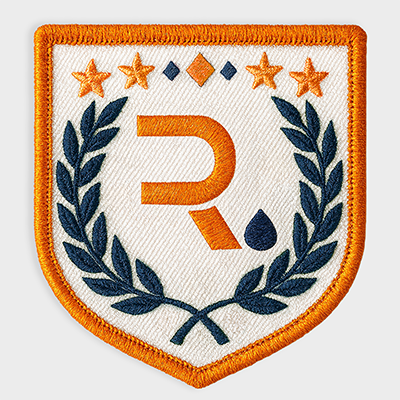 Parche bordado personalizado con logotipo y detalles en hilo de alta calidad.