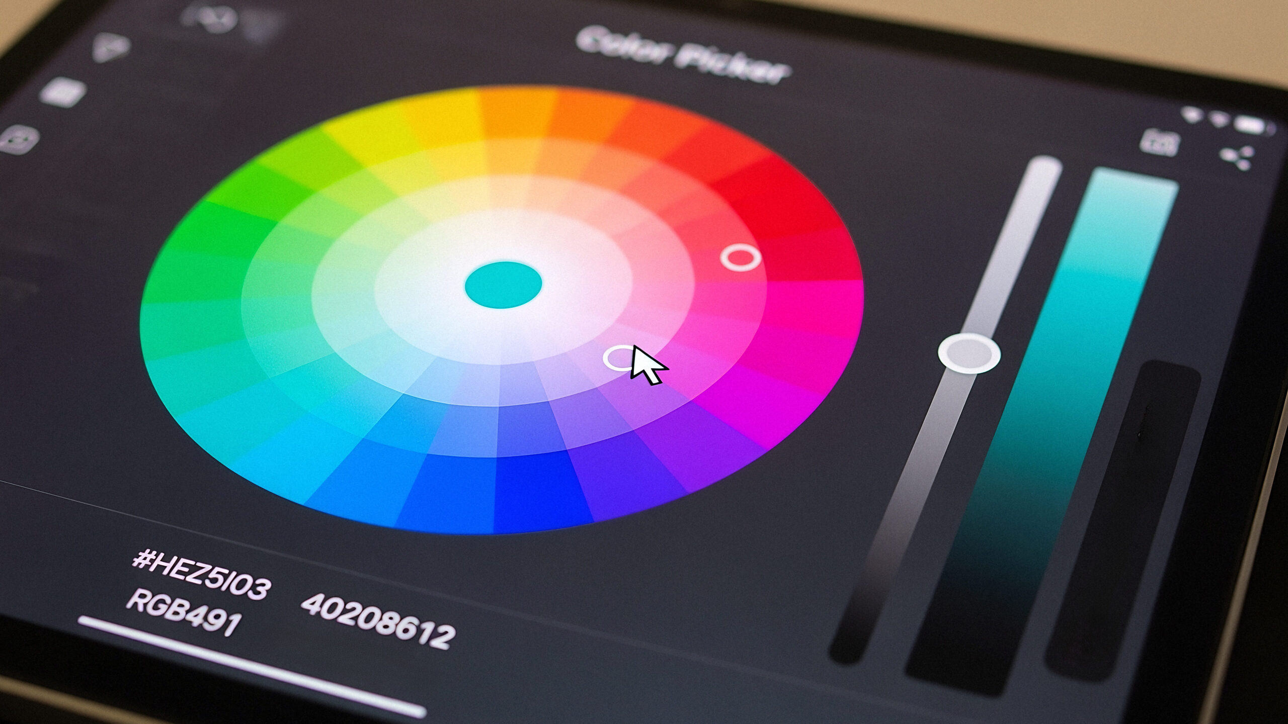 Rueda cromática digital en una pantalla táctil que muestra diferentes tonalidades de color y valores RGB.