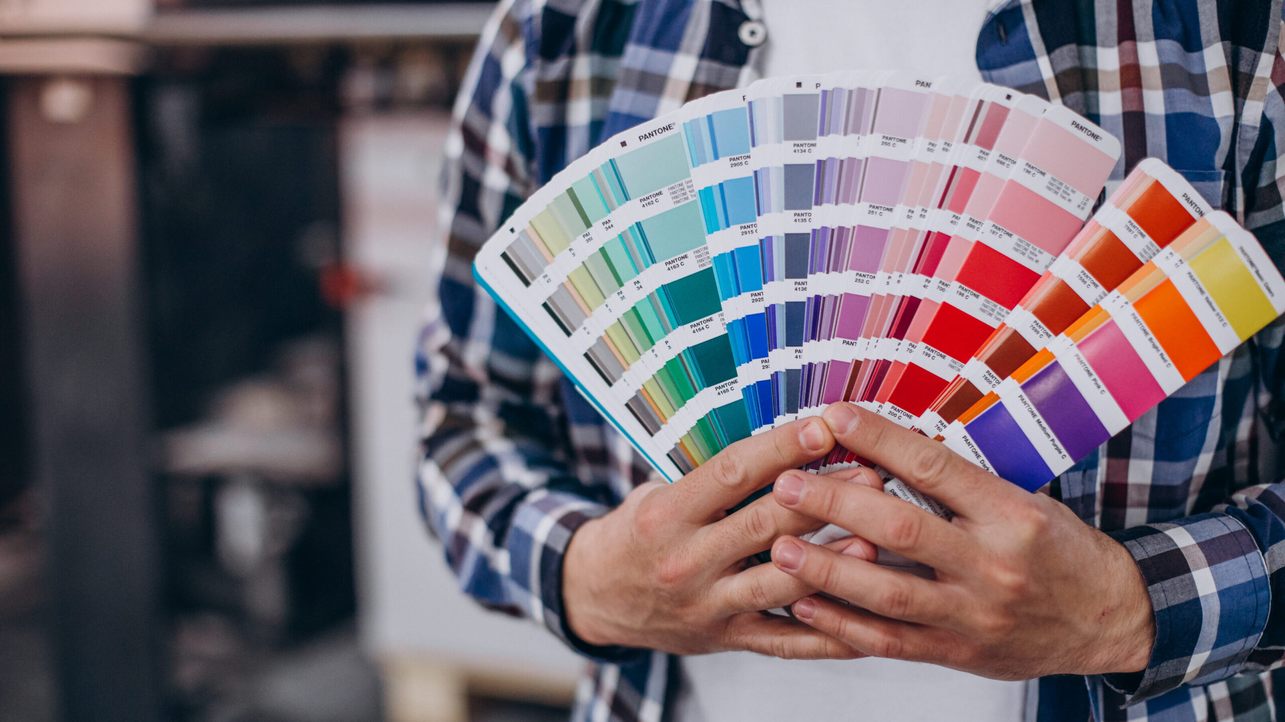 Guía de colores Pantone para impresión y diseño gráfico.